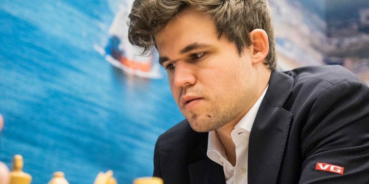 Magnus Carlsen, le meilleur joueur du monde, joue aux échecs